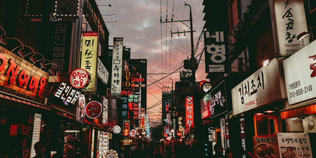 city under cloudy sky